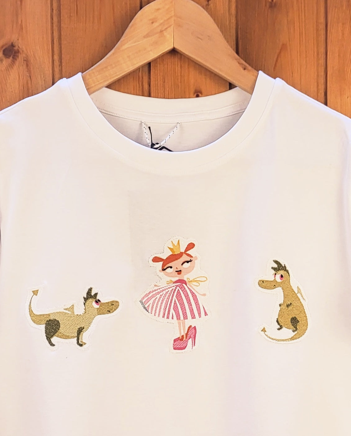Camiseta con Parche de Dragones y Princesa