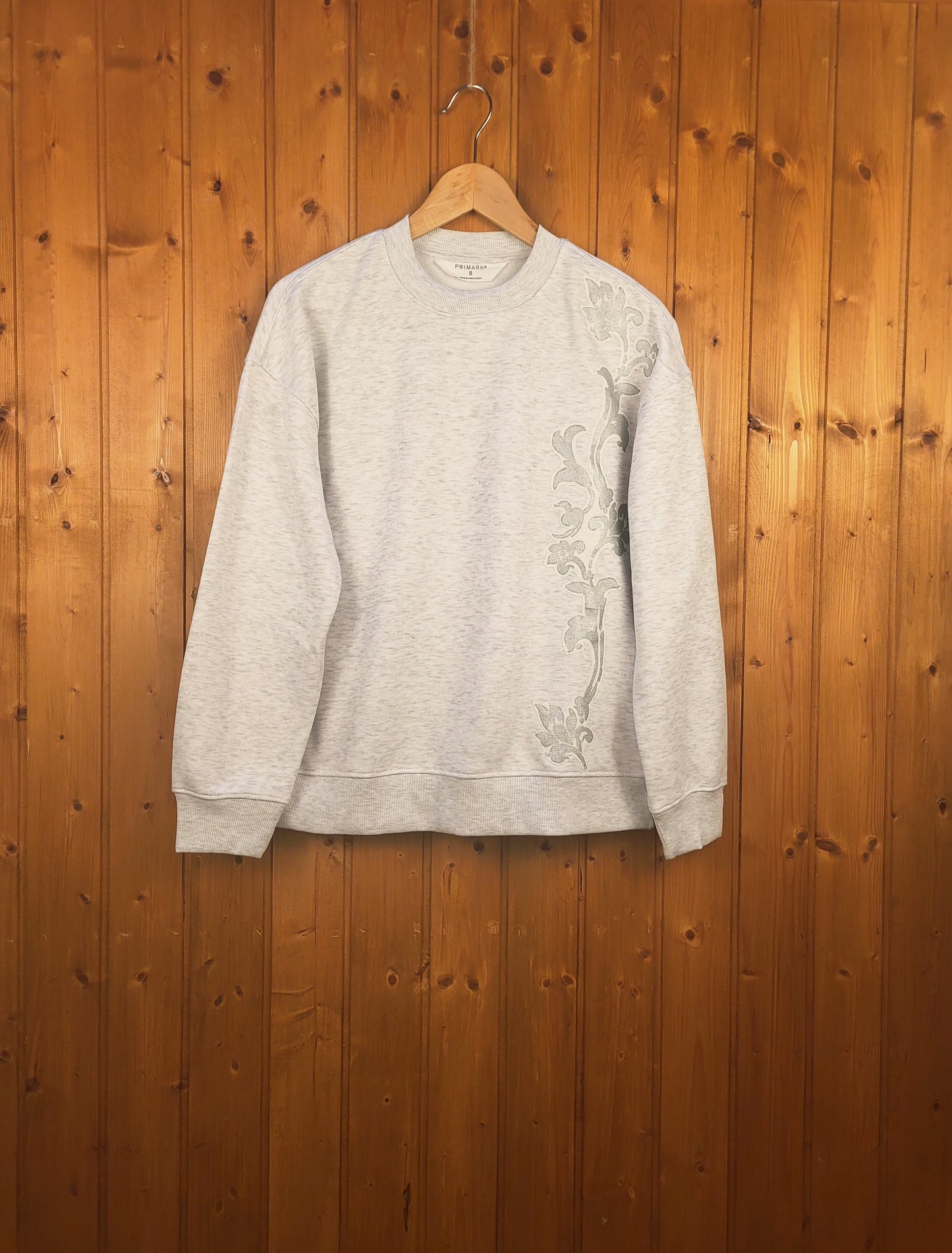 Sudadera Gris Artesanal con Aplicaciones de Tela Plata | Pieza Única