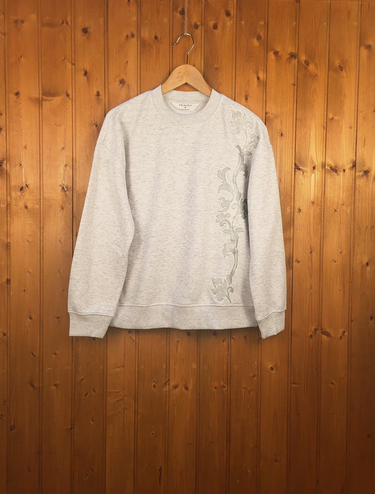 Sudadera Gris Artesanal con Aplicaciones de Tela Plata | Pieza Única