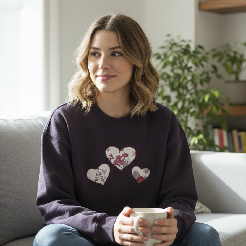 Sudadera Morada Artesanal con Parches de Corazones Rosas | Pieza Única