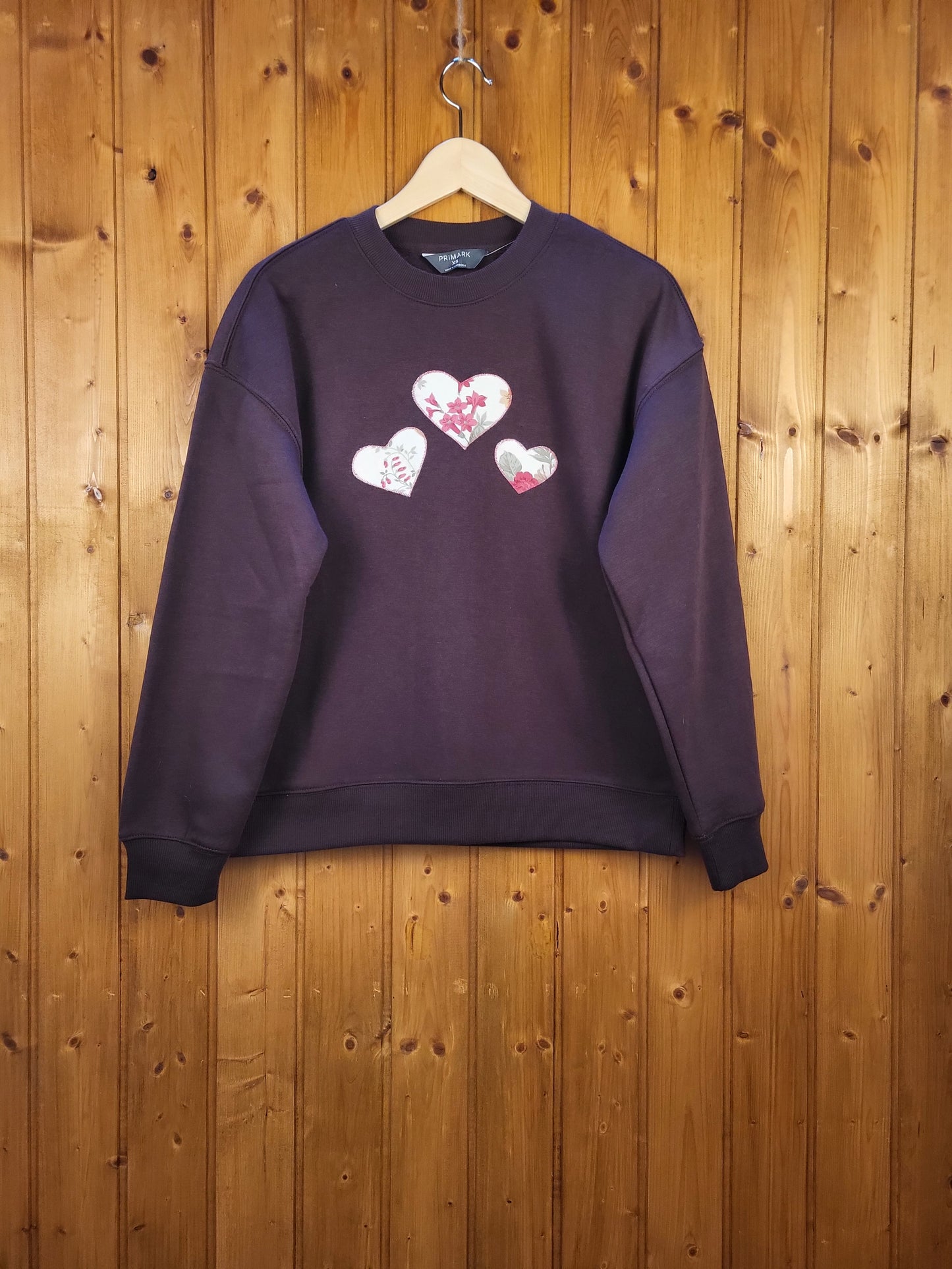 Sudadera Morada Artesanal con Parches de Corazones Rosas | Pieza Única