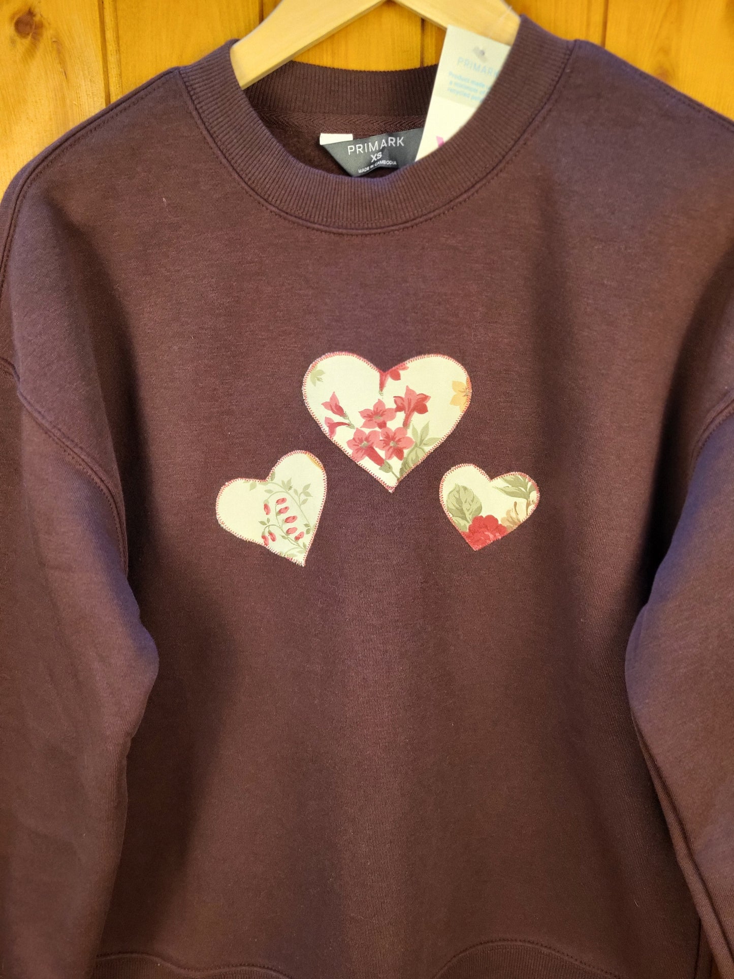 Sudadera Morada Artesanal con Parches de Corazones Rosas | Pieza Única